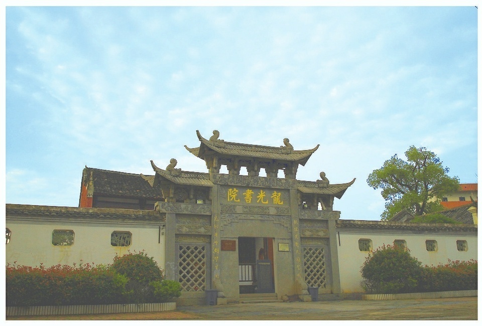 龙光书院坐落于江西省宜春市丰城市西南部荣塘镇境内,离市区约15公里