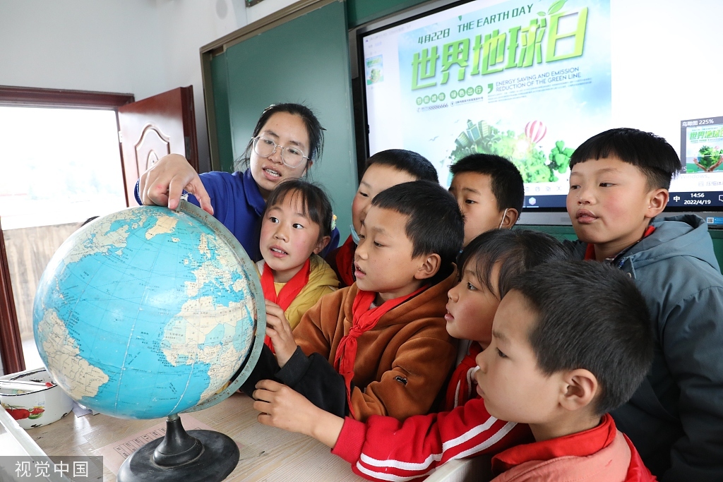湖南湘西：世界地球日将至学生学习地理知识