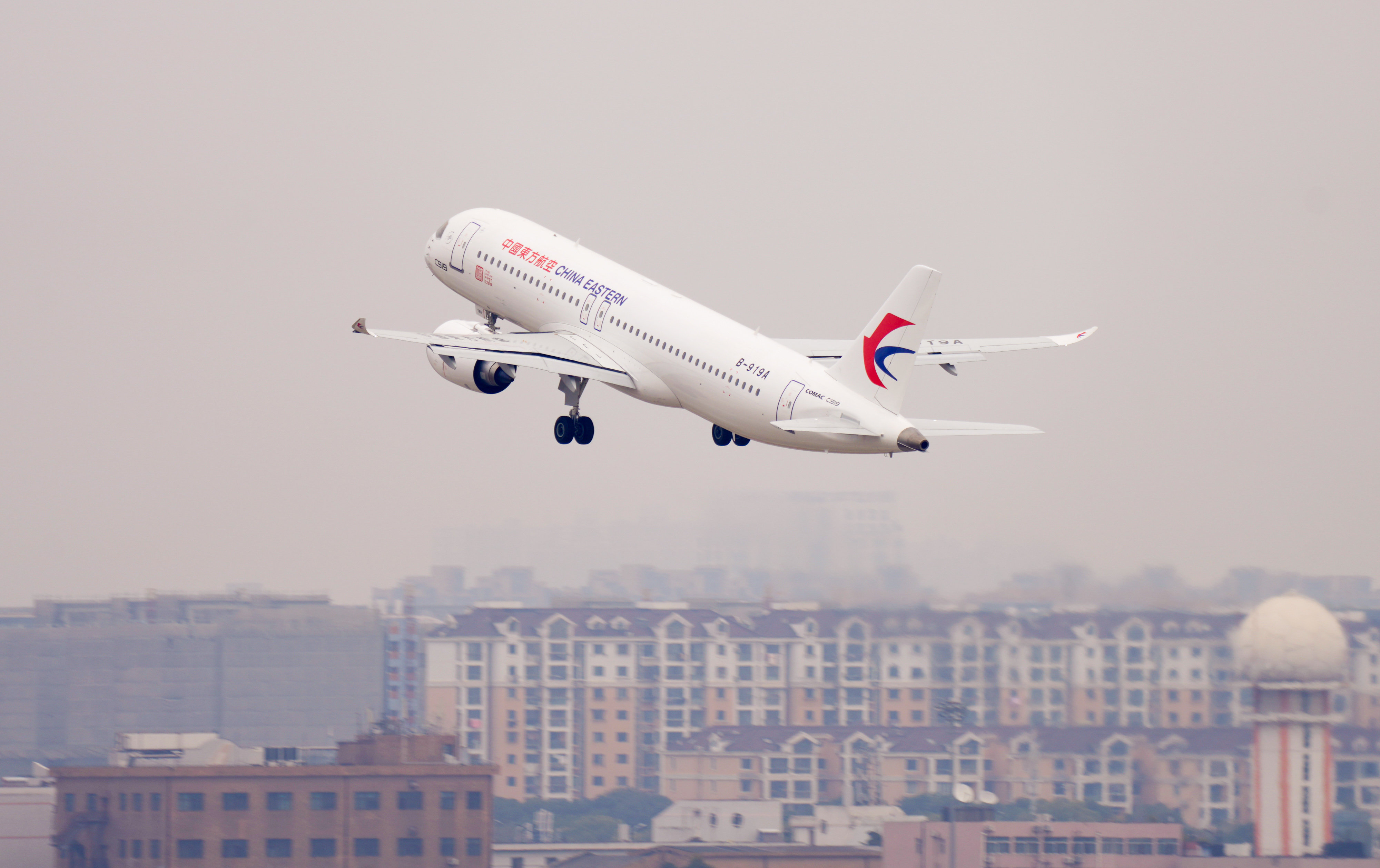 12月26日,国产大飞机c919在上海虹桥国际机场起飞新华社发