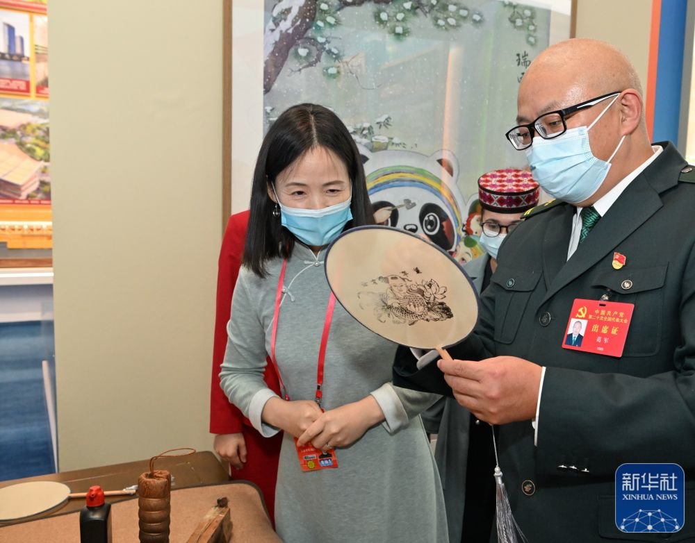 10月17日晚,参加党的二十大的代表们来到北京展览馆参观“奋进新时代”主题成就展。新华社记者 陈益宸 摄