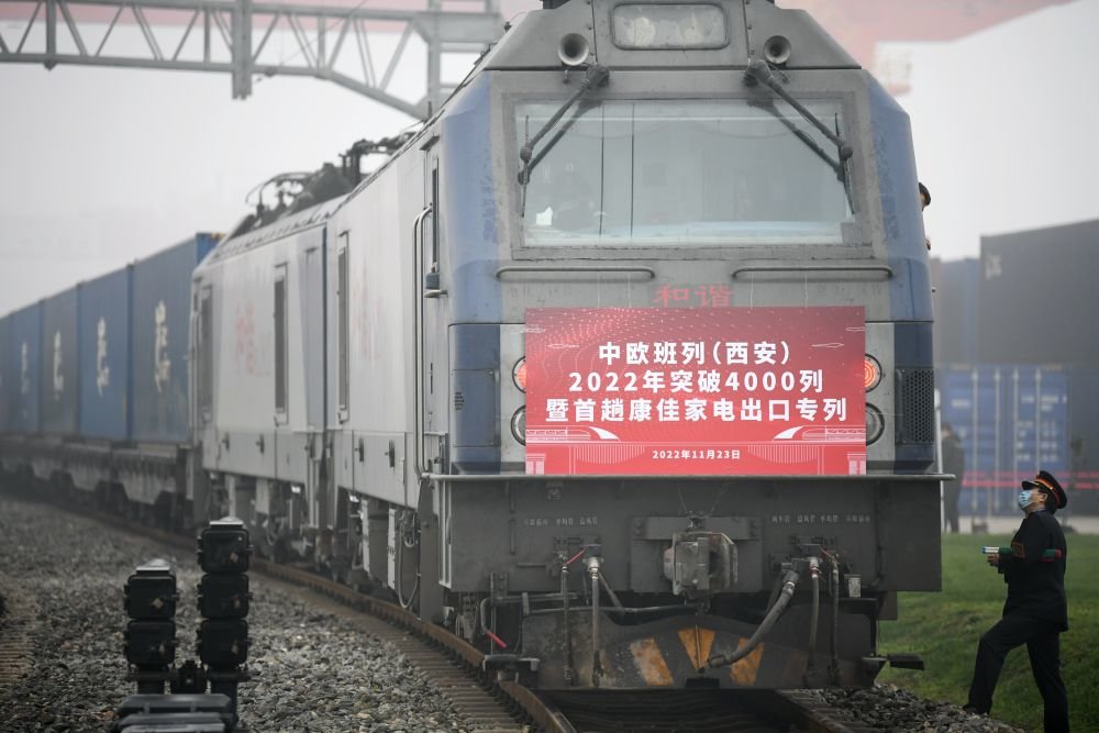 ↑11月23日，满载家电产品的中欧班列在西安国际港站等待发车。
