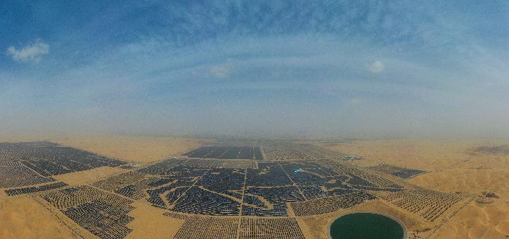 ↑内蒙古达拉特光伏发电应用领跑基地的“骏马电站”。新华社记者刘磊 摄