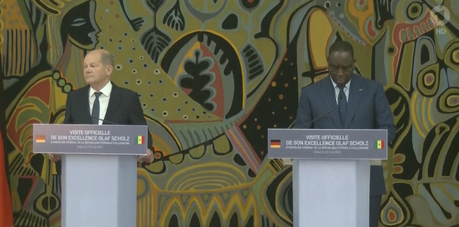 德国总理朔尔茨与塞内加尔总统萨勒举行联合新闻发布会。视频截图
