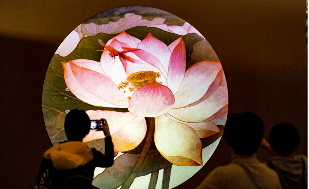 2019年10月5日，北京故宫博物院，游客正在参观由数字技术呈现的中国古代绘画。