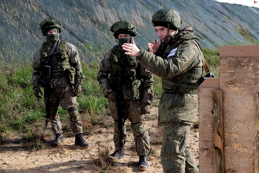 当地时间10月20日， 俄罗斯梁赞地区，动员人员在塞尔齐射击场接受军事训练 图源：视觉中国