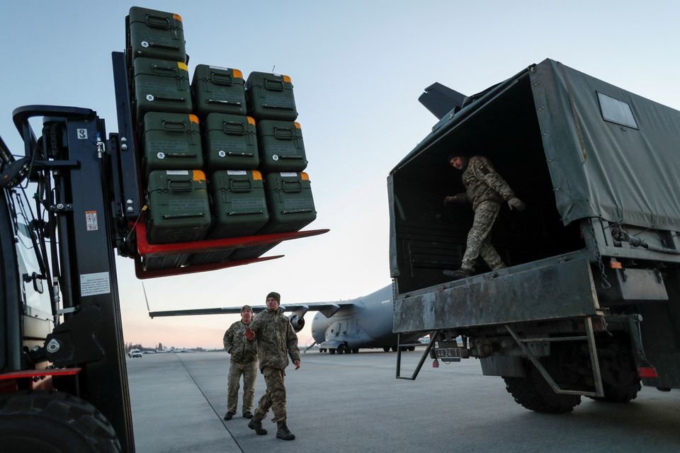 图：正在运往乌克兰的武器物资