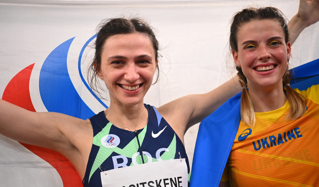 俄罗斯运动员玛丽亚·拉西茨克涅（左）与乌克兰运动员雅罗斯拉娃·马胡奇克（右）庆祝得奖，图自RT