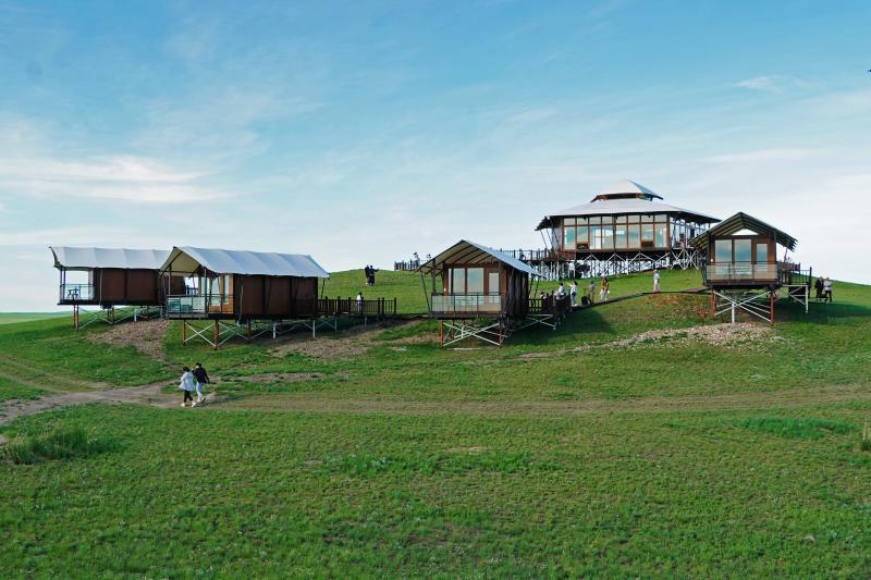 芒来嘎查在克鲁伦河畔建设的克鲁伦旅游营地。（孔祥瑞 摄）