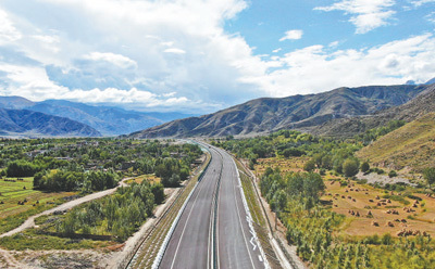 西藏拉萨至日喀则机场段公路控制性工程拉萨段沿线风景。扎西顿珠 汪 纯摄影报道