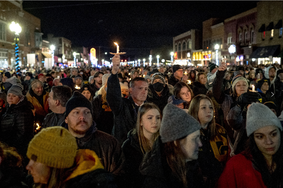 当地时间2021年12月3日，美国密歇根州的民众为牛津高中校园枪击案受害者守夜。图/IC photo