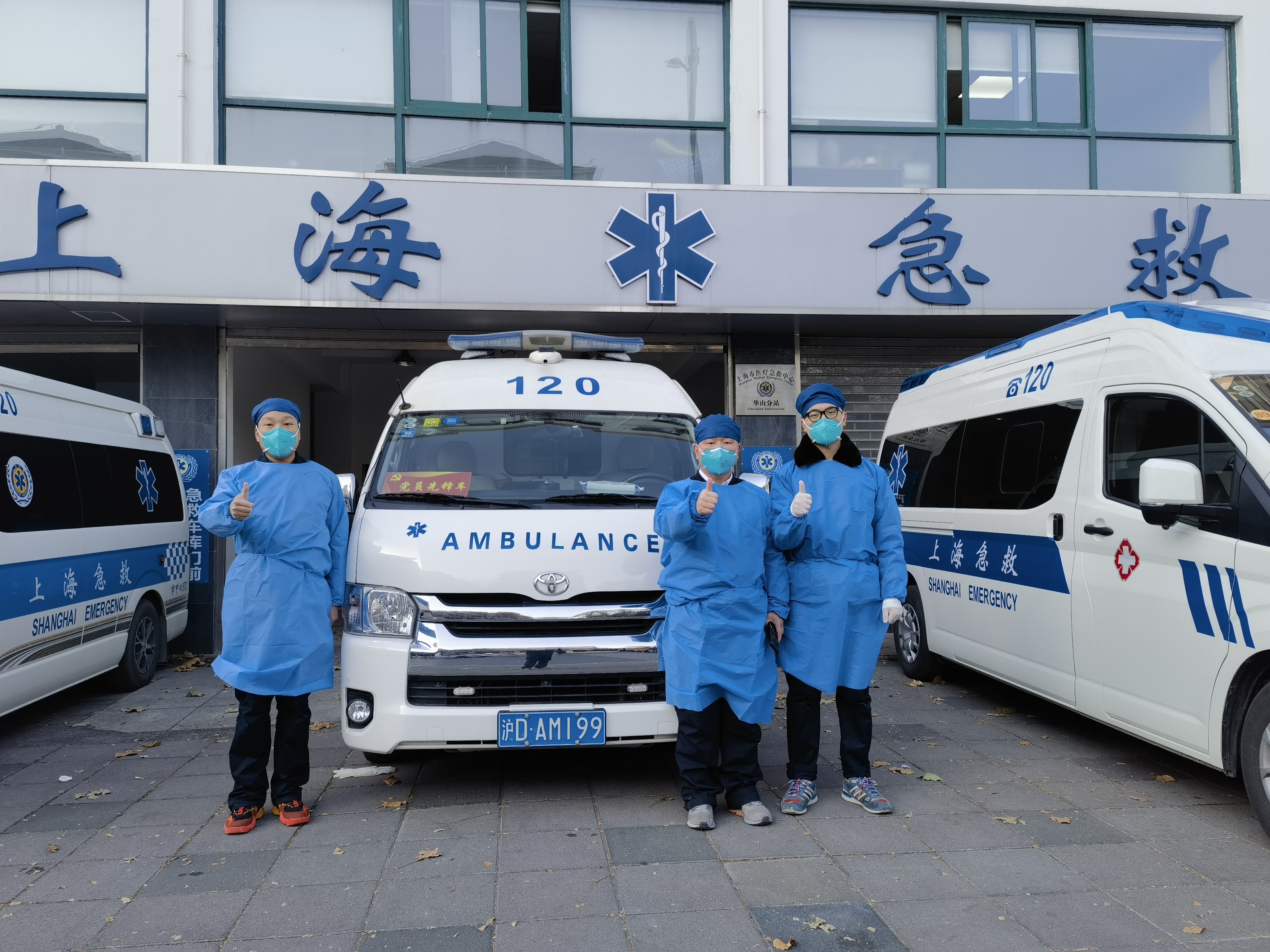 120驾驶员阮盛(中间)与急救医生李竹(右一)、急救员王晓栋(左一),一同组成南区分中心临时突击队。