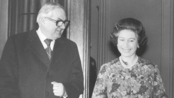 1977年，首相詹姆斯&middot;卡拉汉在温莎城堡与英国女王伊丽莎白二世午餐。图自BBC