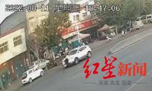 监控视频显示,一辆白色汽车顶着一名女子行驶