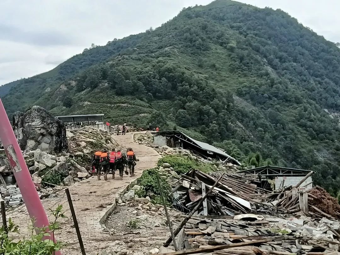 9月6日，四川泸定，红花岗上的房子在地震中塌了。肖丽/摄