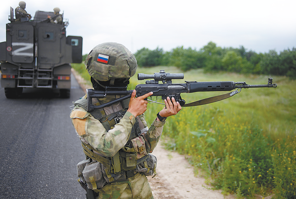 今年6月，一名俄罗斯士兵在乌克兰南部地区执行任务。（视觉中国）