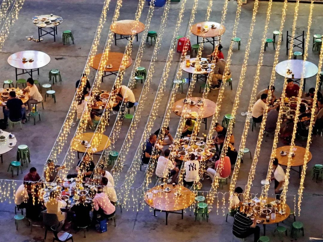 5月30日,湖北襄阳市,人们在闸口露天大排档吃夜宵。图/IC