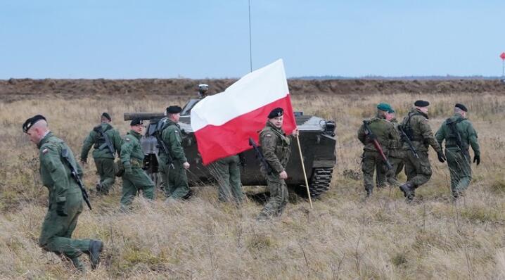 波兰军队与美国等国家的士兵举行联合军事演习，RT报道配图
