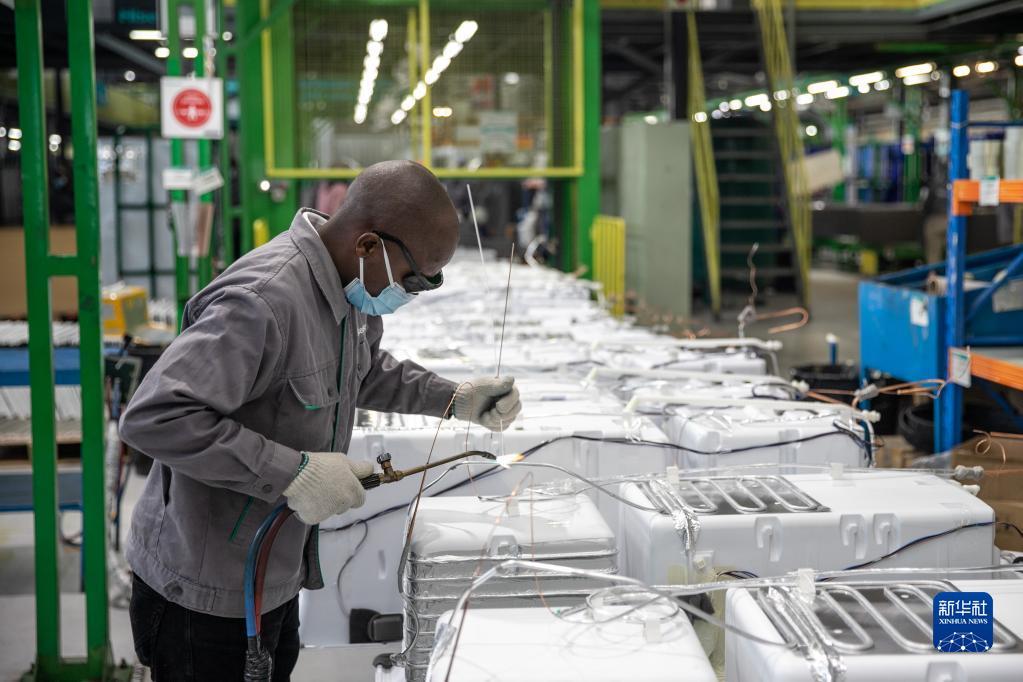 2022年6月1日，当地员工在南非开普敦海信南非工业园的冰箱生产线上工作。 新华社记者 吕天然 摄
