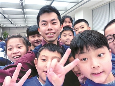 助教林嘉濠在训练间隙与孩子们合影 供图/林嘉濠