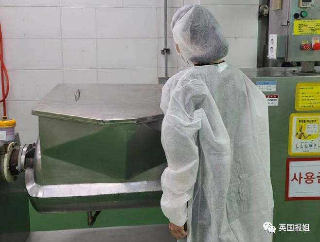 女工使用事故同型号搅拌机