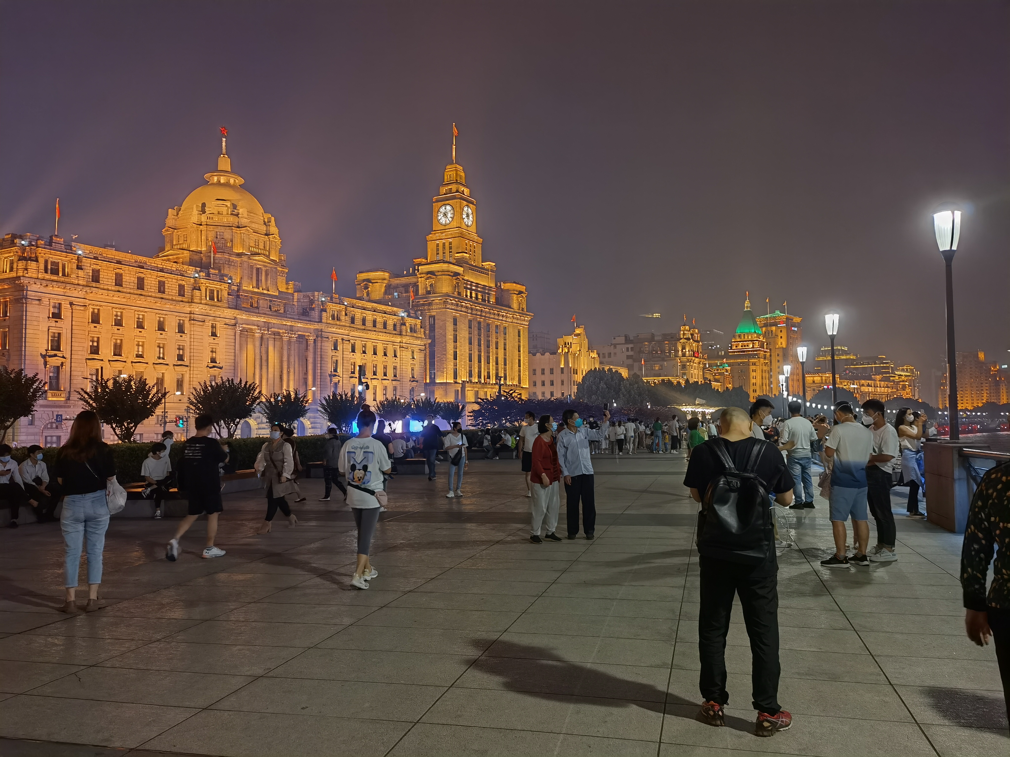 6月1日晚,外滩江堤上人来人往.  本文图片均由澎湃新闻记者 陈少颖 摄