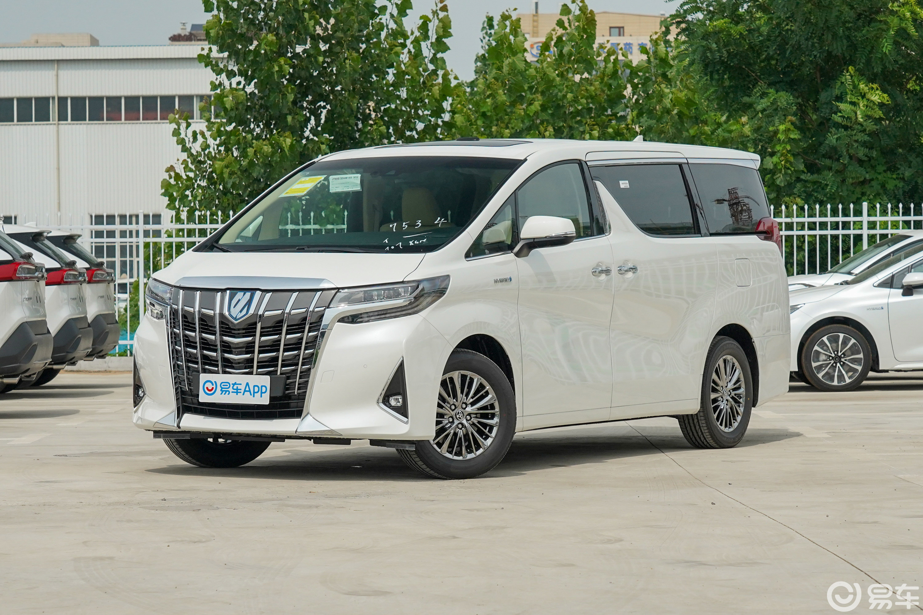 而且对于一些企事业单位来说,申请商务用车是有标准的,买埃尔法,奔驰v