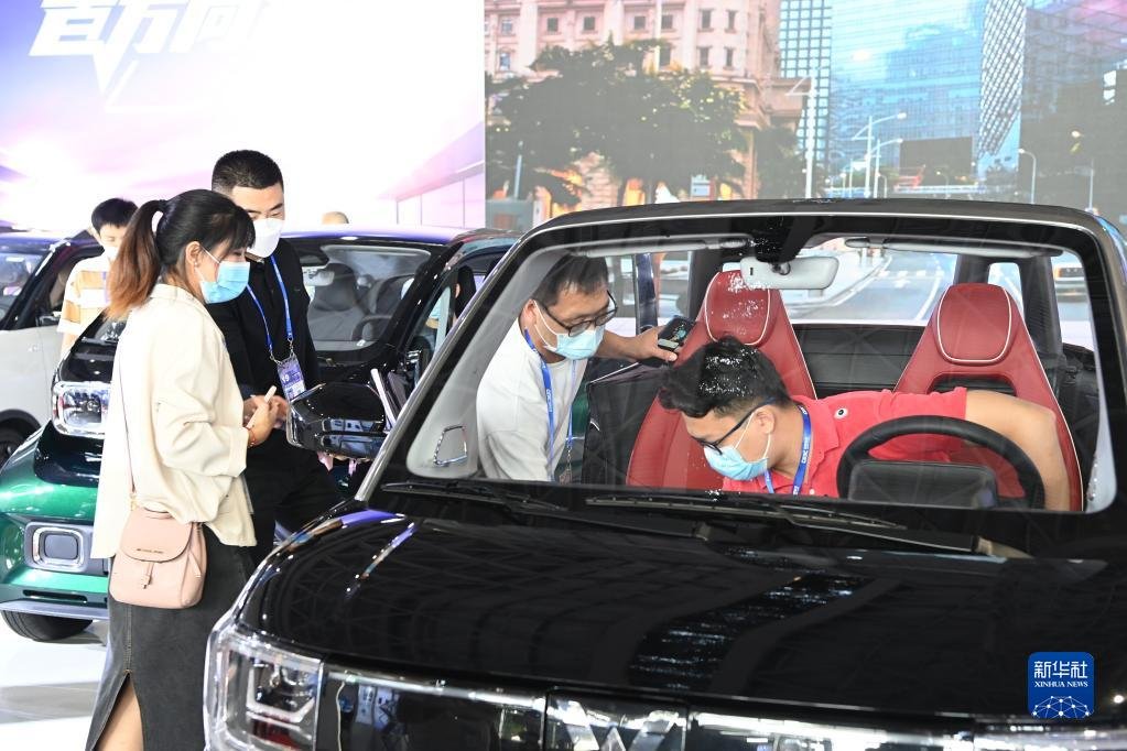 9月16日,参观者在东博会新能源展区体验新能源汽车。新华社记者 曹祎铭 摄