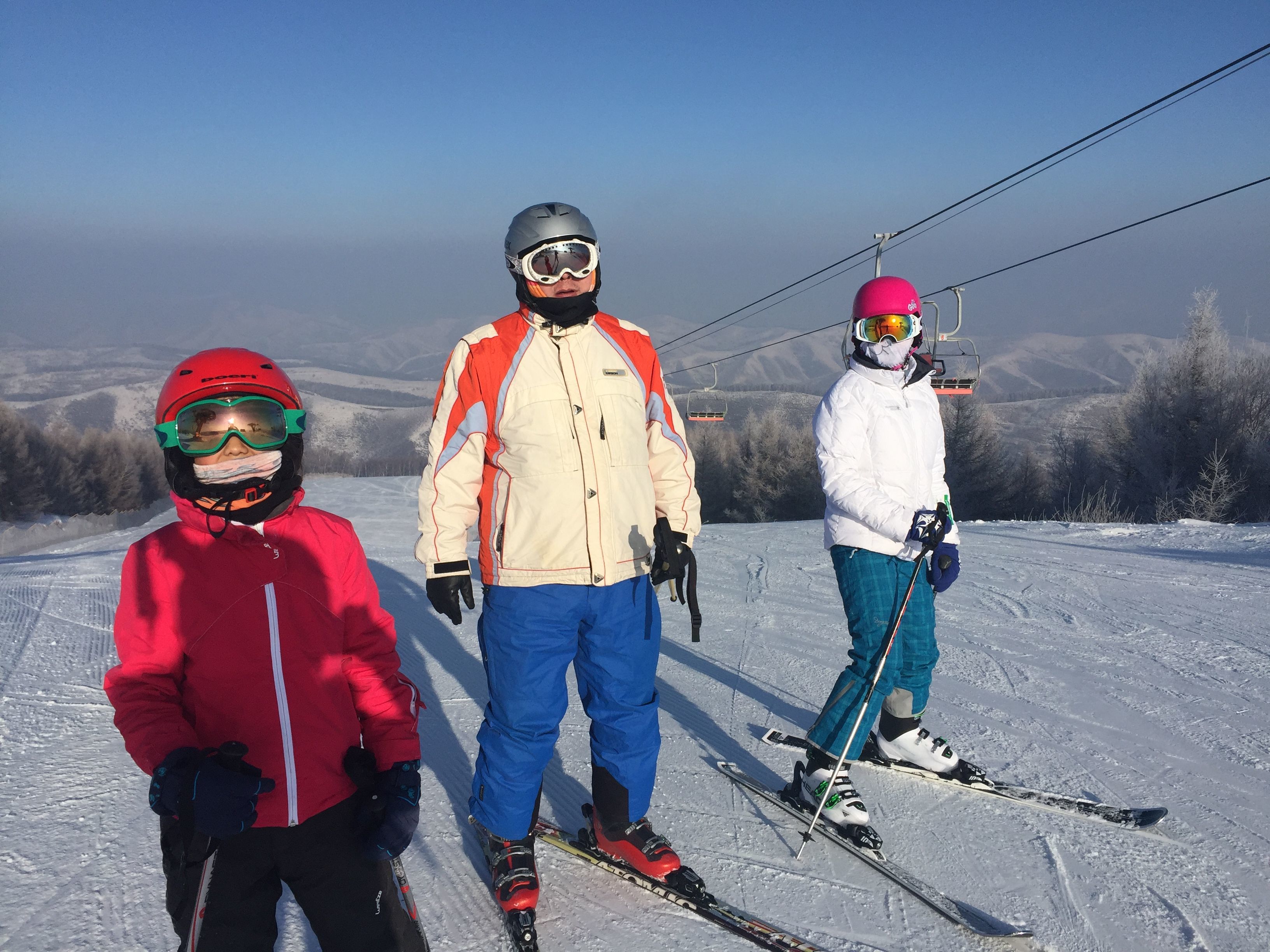 一家人出去滑雪训练,母亲孟祥越会负责给父女俩拍照(图右一为张颜,右