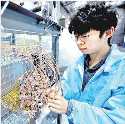 江西贵溪市发动机关键技术及机理研究工作站内，工作人员正在进行设备测试。卓忠伟摄（影像中国）