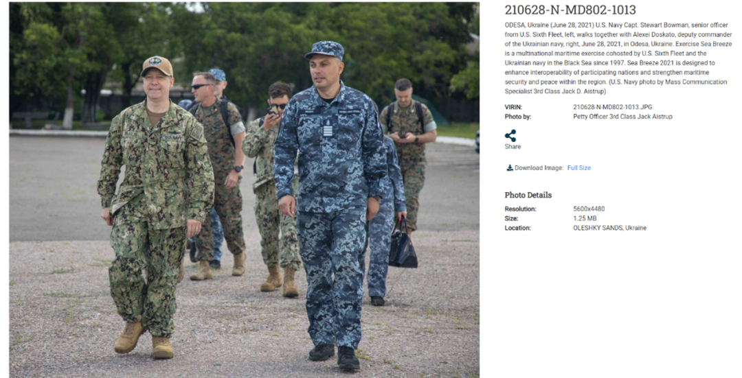 美国海军官网资料图显示2021年6月28日，在乌克兰奥德萨，来自美国第六舰队的斯图尔特·鲍曼上尉（左）与乌克兰海军副司令阿列克谢·多斯卡托（右）一起漫步。