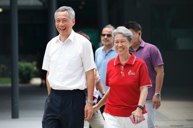 ● 李显龙夫妇手牵手