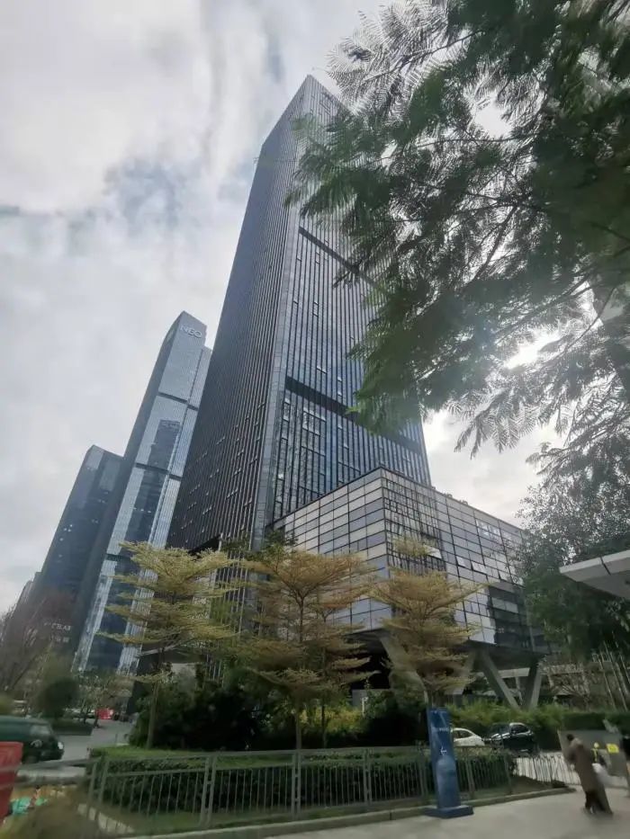 几经辗转，记者到达深铁置业大厦35楼，巨漳资本办公场地。