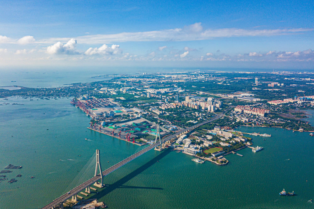 这是海南洋浦经济开发区(2022年11月6日摄,无人机照片)