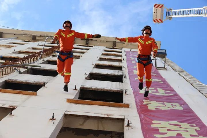 2021年11月9日，福建厦门海沧消防培训基地，消防员进行消防技能展示 曾德猛摄 / 本刊