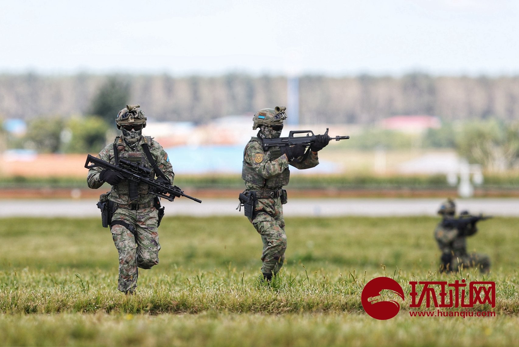 【长春航空展】空降兵携新装备进行空中突击反恐营救行动演示_凤凰网