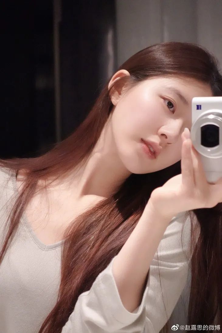 先天条件在一众网红麻豆里算是很不错的:hailey的硬伤是身高不够走秀