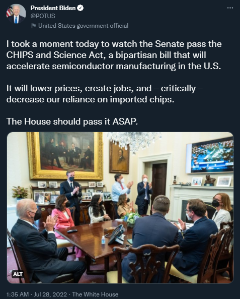 拜登及幕僚在白宫观看参议院投票，同时敦促众议院快速通过法案。