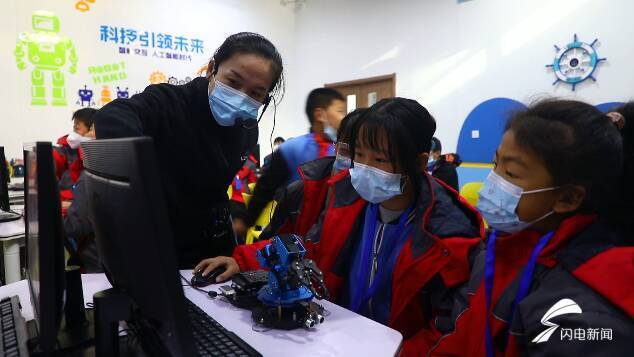 无人机、编程课都能学 潍坊市潍城区人工智能体验课让学生感受科技魅力