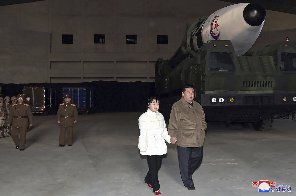 当地时间2022年11月18日，朝鲜平壤，朝鲜最高领导人金正恩(右)和他的女儿金主爱在平壤国际机场视察一枚导弹。朝鲜国家媒体说，朝鲜最高领导人金正恩监督了“火星-17”型导弹的发射。人民视觉 资料图
