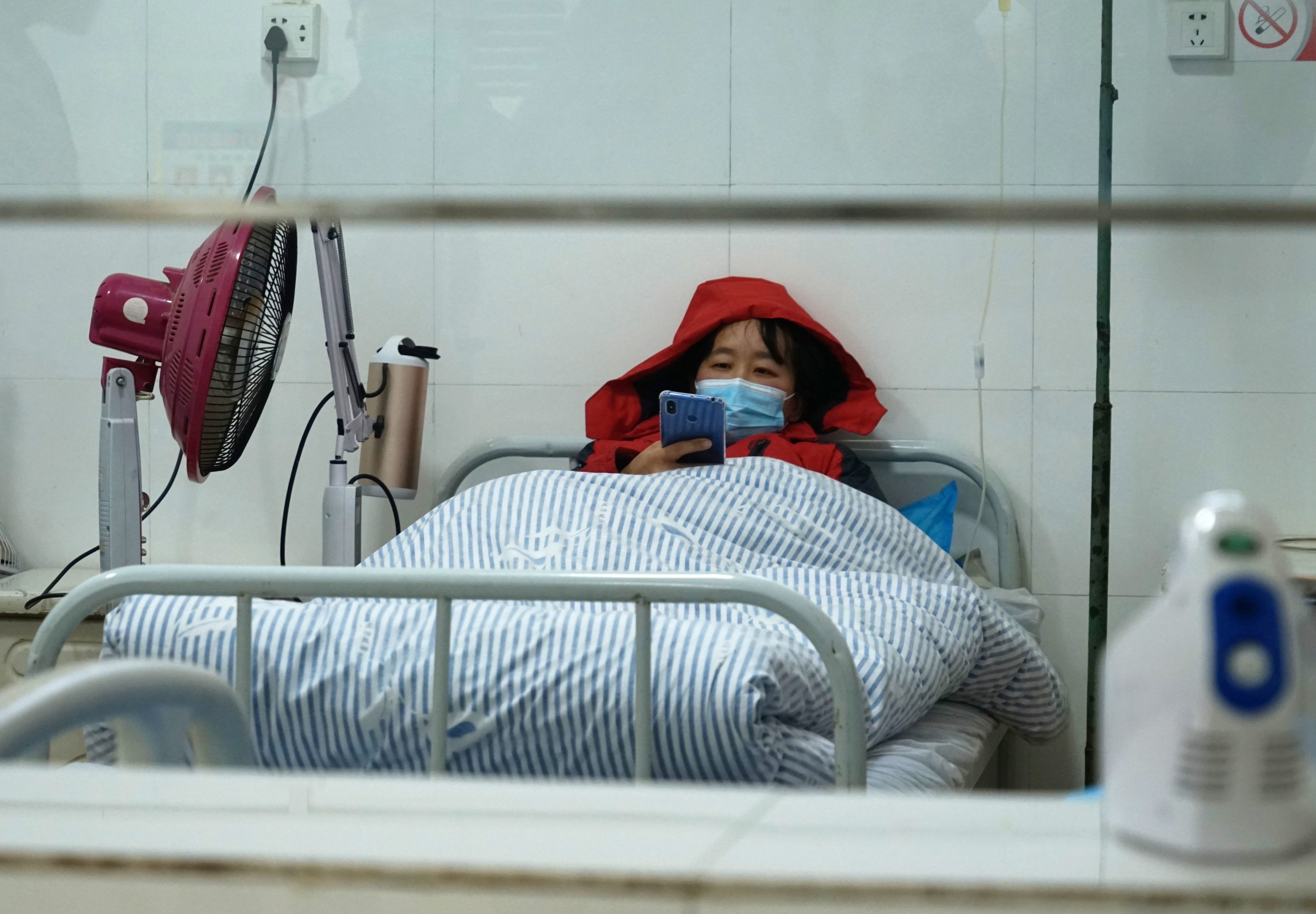 12月29日，村民在鹤壁市浚县王庄镇宋井固村卫生所等待就诊。（新华社记者 刘振坤 摄）