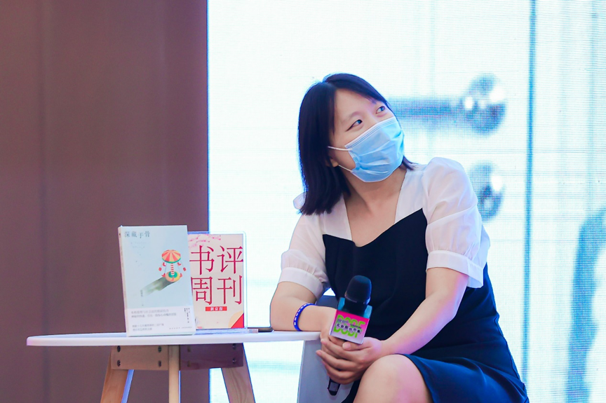赵婧怡以及她近期出版的新书《深藏于骨》。