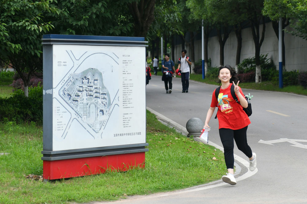 ↑6月9日，在湖北省宜昌市夷陵中学考点，一名考生考试结束后跑出考场。新华社发（王辉富 摄）