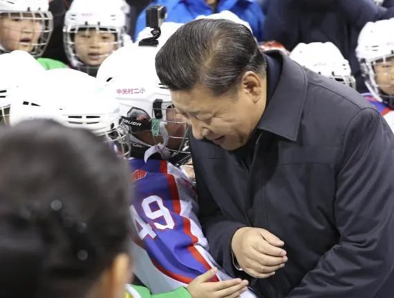 2017年2月23日至24日，習近平在北京考察。這是24日上午，習近平在五棵松體育中心同青少年冰球愛好者“撞肩”，表示相互問候。新華社記者 丁林 攝