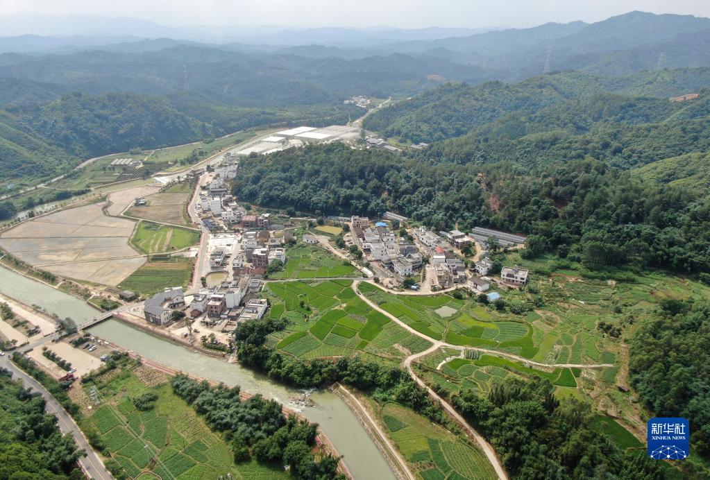 这是2020年6月11日拍摄的广东省清远市连樟村景色（无人机照片）。新华社记者 邓华 摄