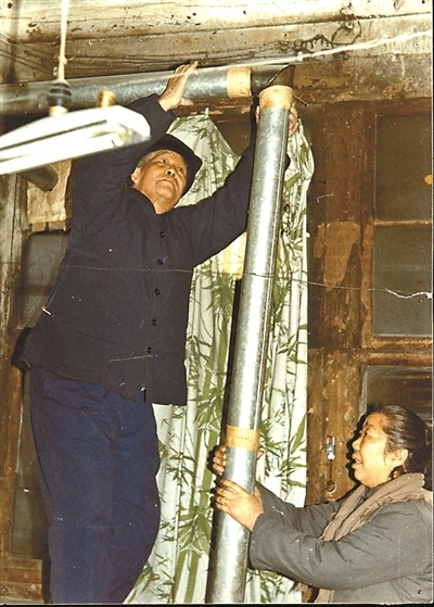 服务队帮助孤老户安装煤炉