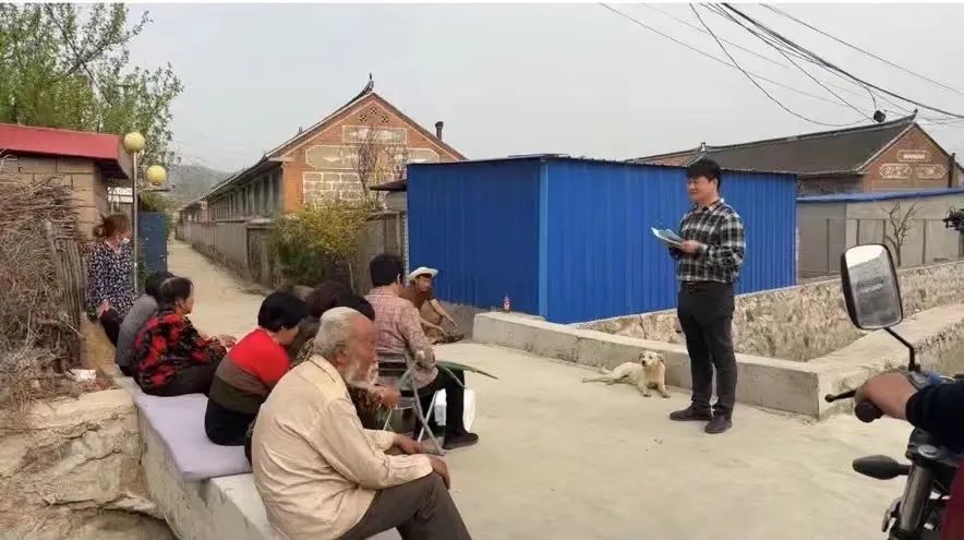 2022年4月25日，陈国平参与短片拍摄，当时场景是陈国平给村民讲解反诈知识。新京报记者 陈亚杰 摄