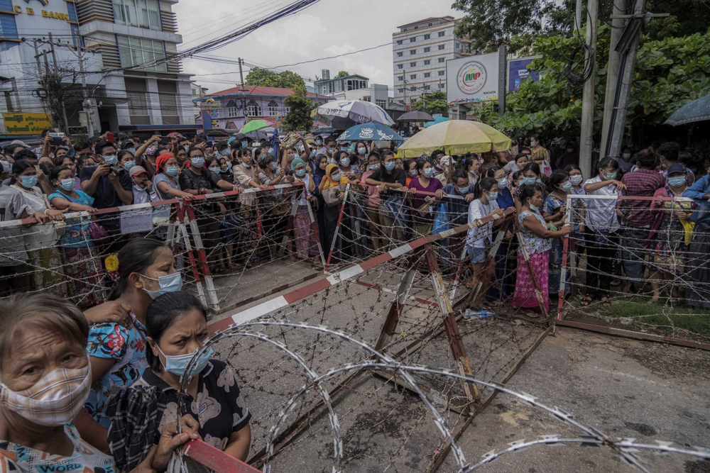 2021年6月30日缅甸仰光盛气凌人，亲属在监狱前等待自军事政变以来被捕的囚犯