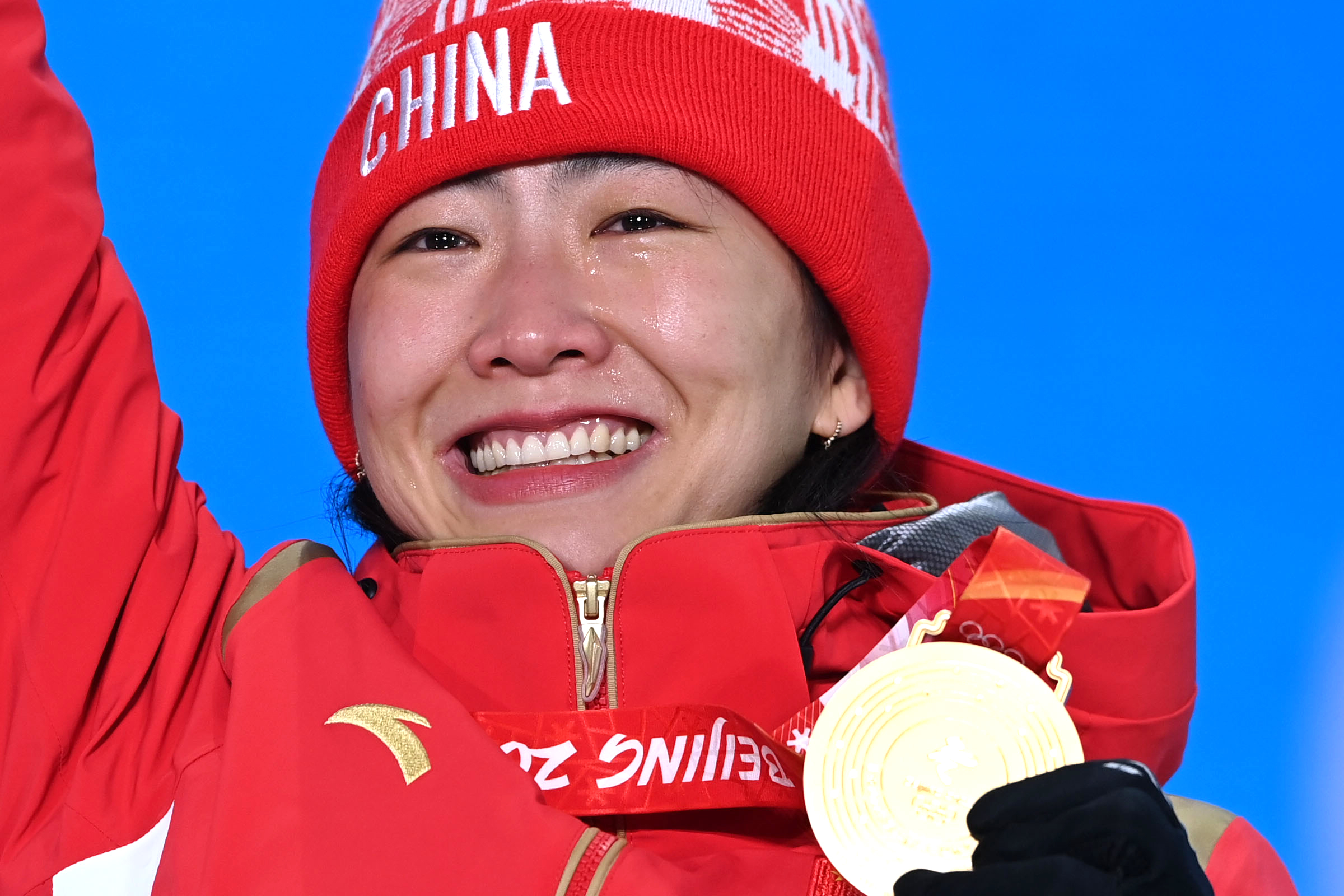 2月15日，北京2022年冬奥会自由式滑雪女子空中技巧冠军、中国选手徐梦桃在奖牌颁发仪式上。新华社记者 胡虎虎 摄
