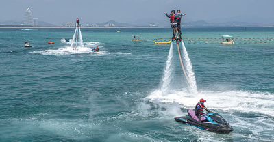海南省三亚市蜈支洲岛景区,游客在体验水上项目.