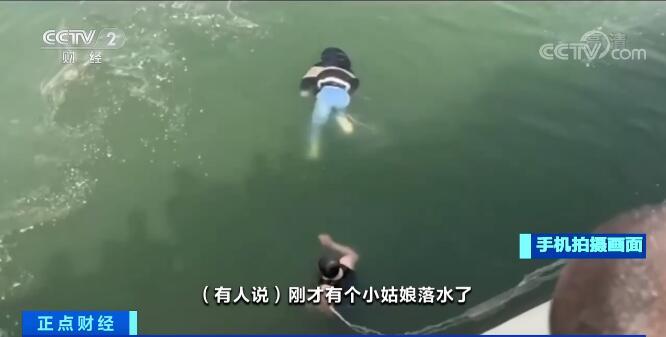七旬老人奋不顾身施救落水女孩